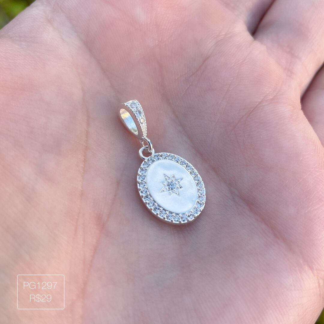 Pingente Estrela Oval Cravejado em Volta Cristal Prateado